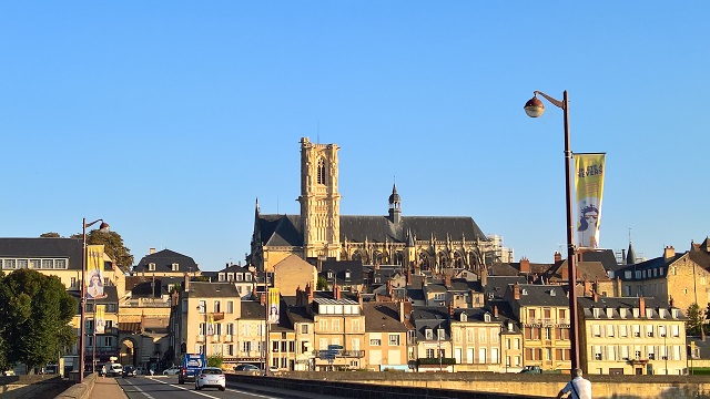 2-la-citta-di-nevers-vista-dal-ponte-sulla-loira.jpg