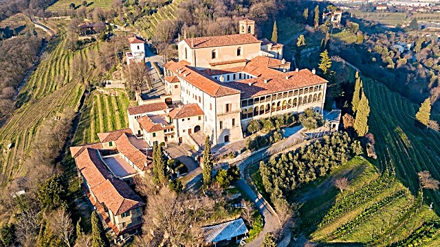 3-il-cinquecentesco-palazzo-lana-berlucchi-ziliani-custodisce-la-storia-del-franciacorta.jpg