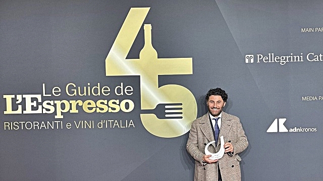 6-gianluca-ippolito-ritira-il-premio-per-il-miglior-vino-rosato-d-italia.jpg