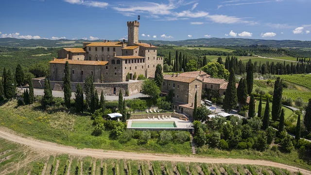 7-l-antico-castello-banfi-a-montalcino-patria-del-famoso-brunello-di-montalcino.jpg