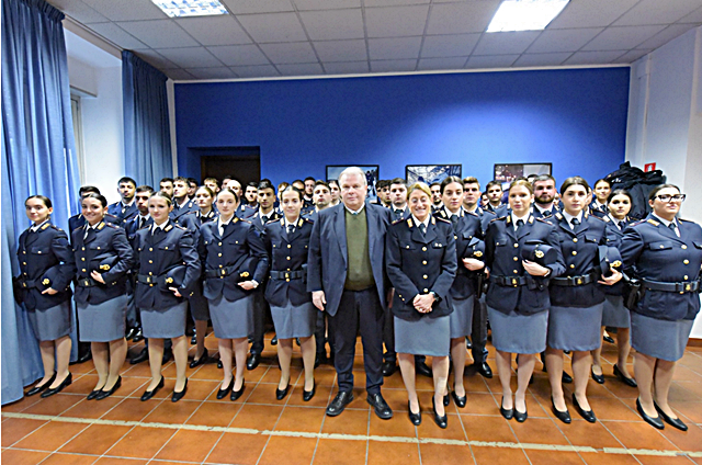 il-questore-di-bolzano-con-i-nuovi-poliziotti.png