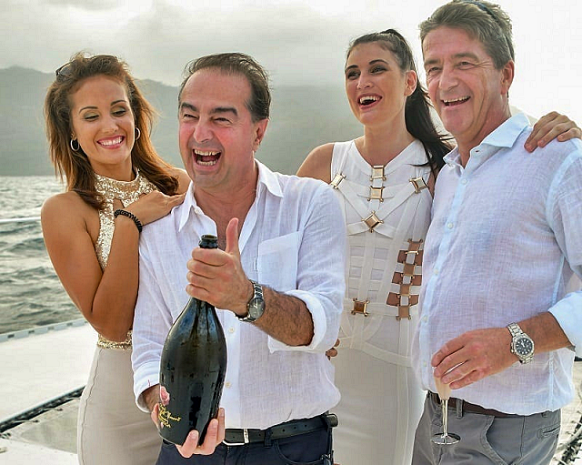 3-sandro-bottega-brinda-con-il-vino-dell-amore-petalo-in-versione-magnum.jpg