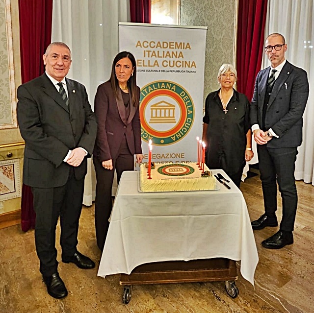 la-torta-per-lottavo-anniversario-di-fondazione-della-delegazione.JPG