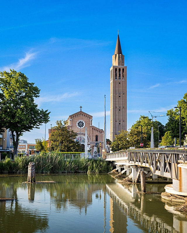 6-l-imponente-campanile-della-chiesa-di-san-giovanni-battista.jpg