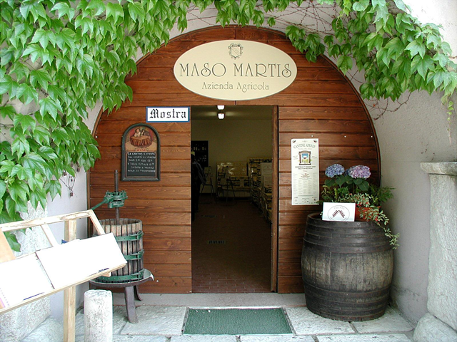 7-l-ingresso-della-cantina-della-maison-spumantistica-di-martignano.jpg