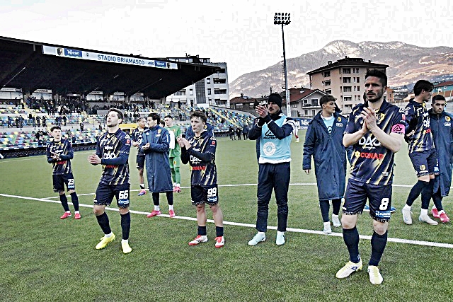 16-2-squadra-ringrazia-tifosi-1.JPG