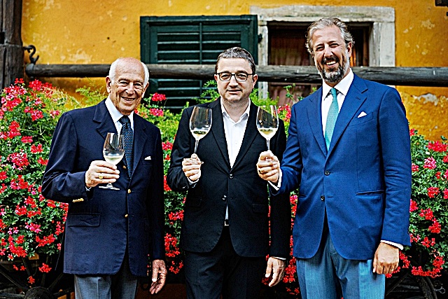 3-i-marchesi-carlo-e-anselmo-guerrieri-gonzaga-brindano-con-il-presidente-della-provincia-maurizio-fugatti.jpg