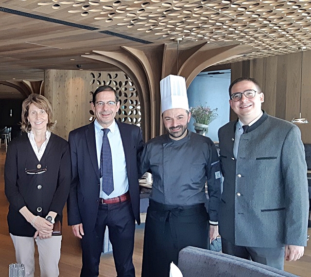 3-lo-chef-andrea-moccia-con-il-team-della-granbaita-dolomites-miglior-ristorante-d-hotel-di-alpe-adria.jpg