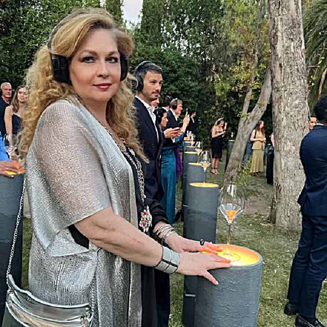 4-la-wine-writer-anna-mazzotti-durante-una-suggestiva-degustazione-in-giardino.jpg