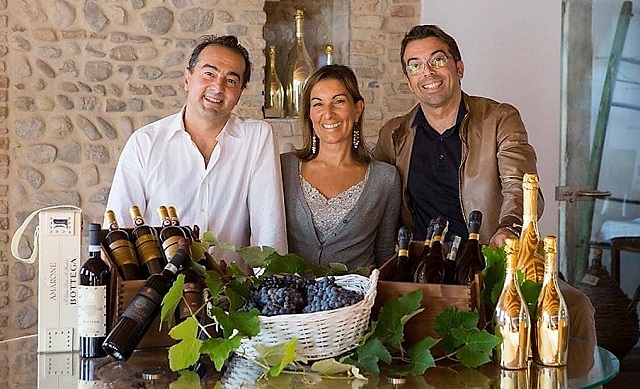 4-sandro-bottega-con-la-sorella-barbara-e-il-fratello-stefano-durante-la-vendemmia.jpg