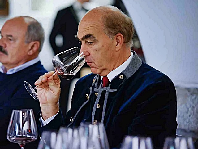 5-il-patron-del-merano-winefestival-helmuth-kocher-con-oscar-farinetti.jpg