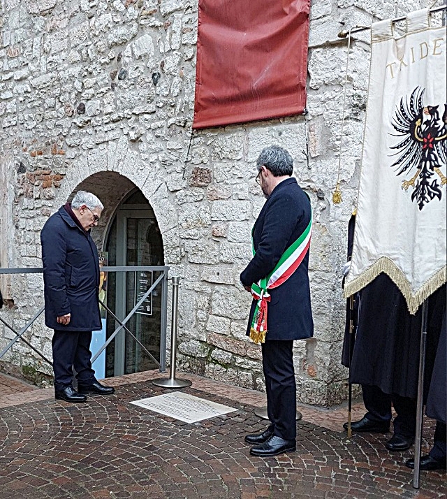 scopertura-targa_prof-quaglioni-e-sindaco-ianeselli-1.jpg