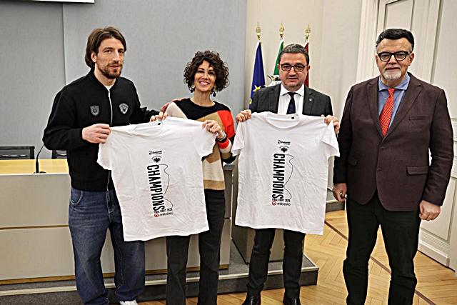 basket-2-presidente-fugatti-vicepresidente-gerosa-celebrazione-aquila-basket-trento_imagefullwide.jpg