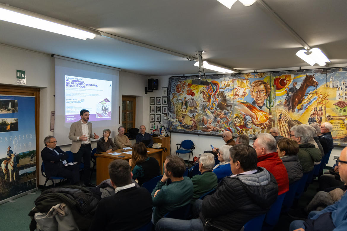 marchiori-incontro-pubblico-su-autonomia-un-percorso-di-storie-idee-e-luoghi-nella-foto-pubblico-in-sala-giuseppe-ferrandi-simone-marchiori_imagefullwide.jpg